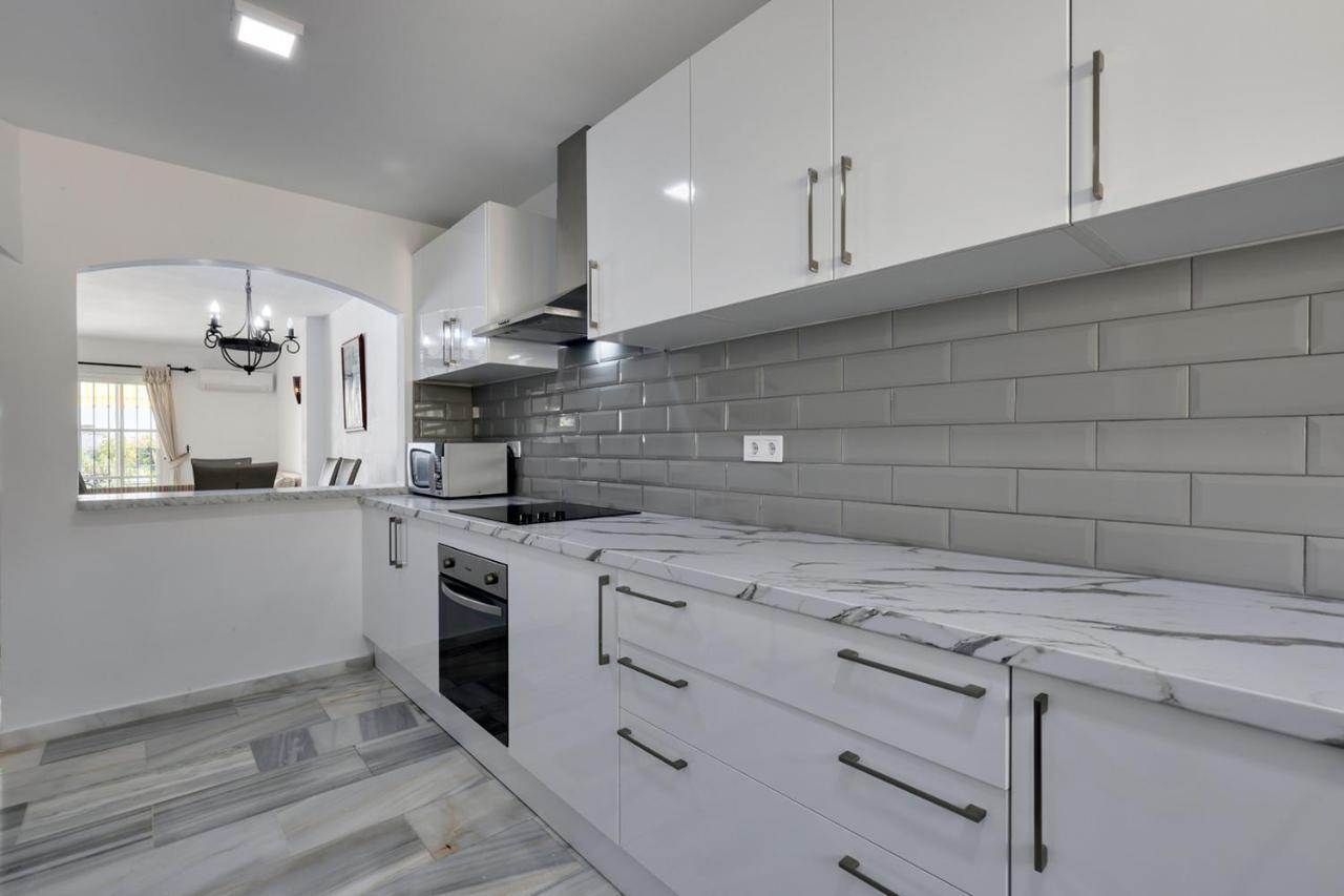Quaint 2 Bedroom Townhouse With Pool Close To Sea! بينالماذينا المظهر الخارجي الصورة