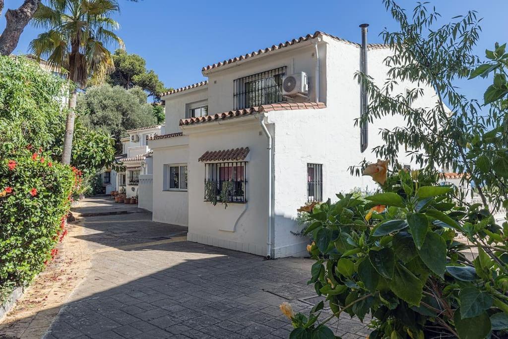 Quaint 2 Bedroom Townhouse With Pool Close To Sea! بينالماذينا المظهر الخارجي الصورة